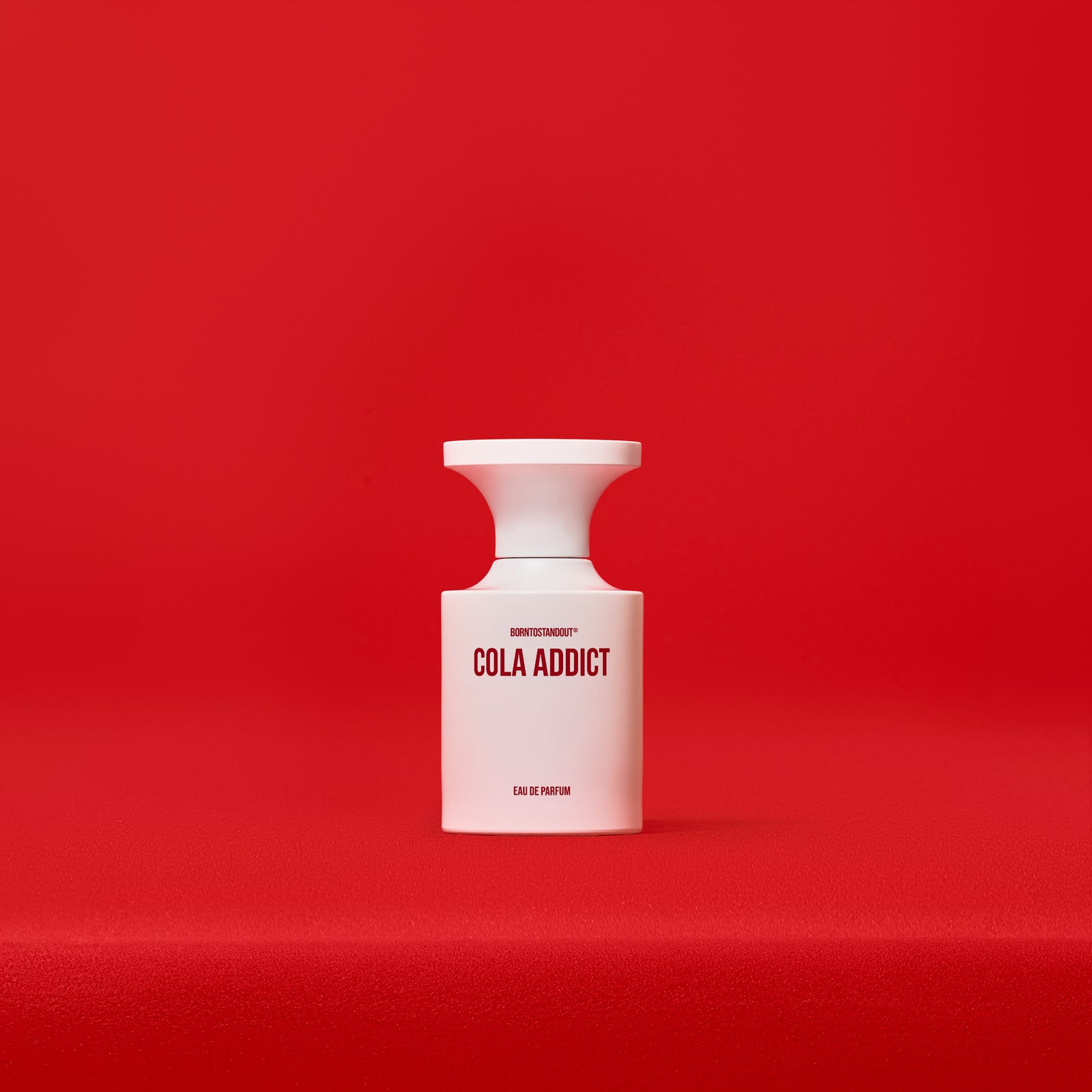 BORNTOSTANDOUT Cola Addict Eau de Parfum 50 ml baltas buteliukas raudoname fone