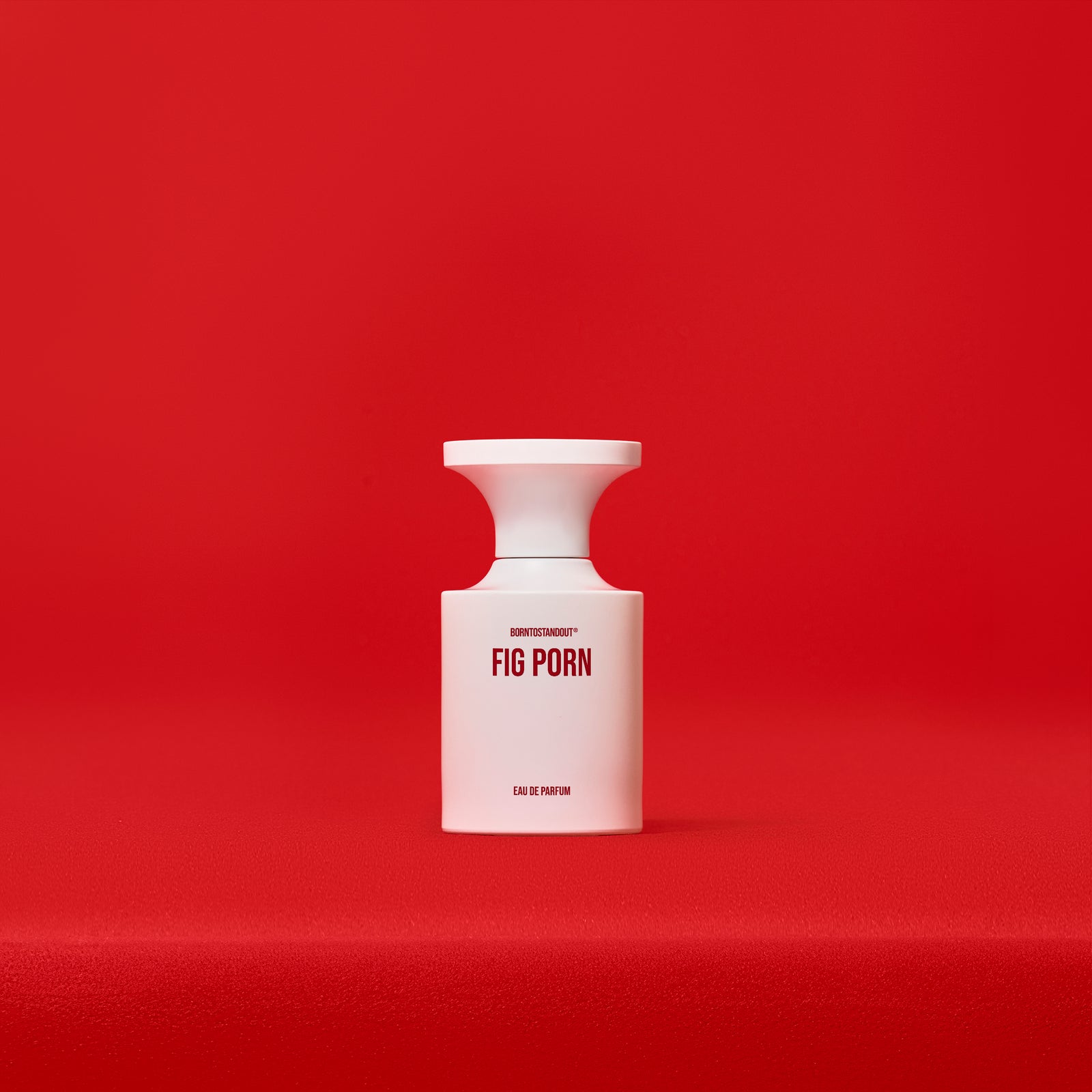 BORNTOSTANDOUT Fig Porn Eau de Parfum 50 ml, baltas matinis buteliukas raudoname fone