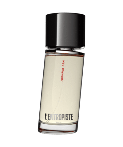 L'Entropiste Jodhpur 6am EDP 100 ml buteliukas su juodu dangteliu ir šviesiu skysčiu ant balto fono