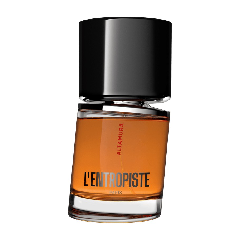 L'Entropiste Altamura EDP 50 ml buteliukas su juodu dangteliu ir oranžiniu skysčiu ant balto fono