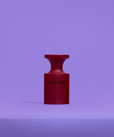 BORNTOSTANDOUT Black Karak Extrait de Parfum 50 ml, tamsiai raudonas matinis buteliukas alyviniame fone