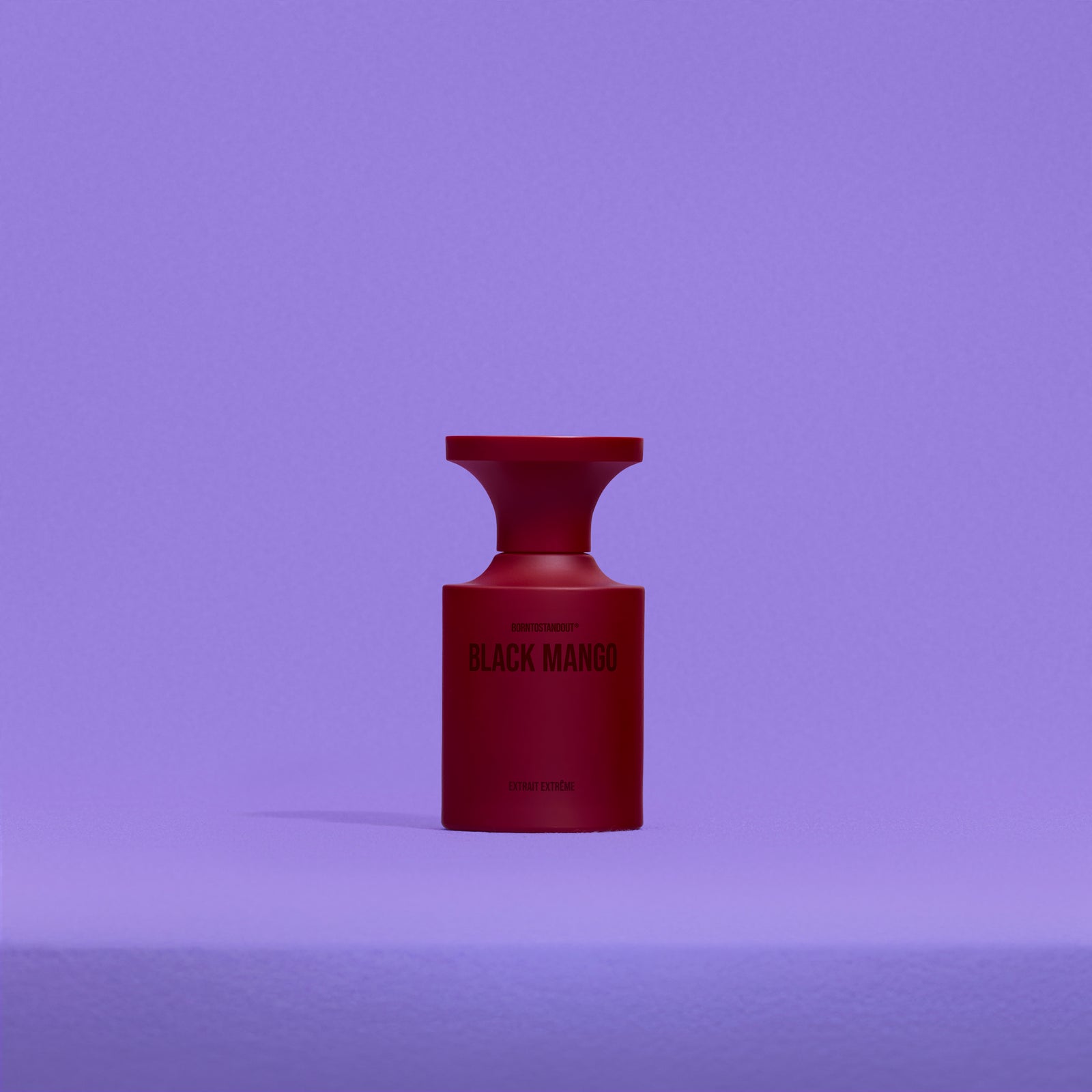 BORNTOSTANDOUT Black Mango Extrait de Parfum 50 ml, tamsiai raudonas matinis buteliukas alyviniame fone