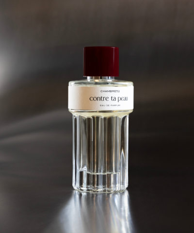 Chambre52 Contre Ta Peau Eau de Parfum 100 ml buteliukas tamsioje scenoje