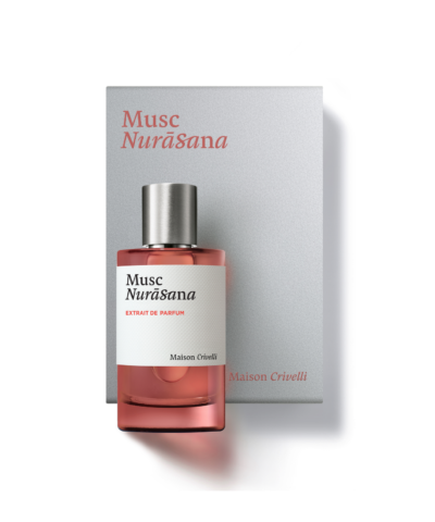 Maison Crivelli Musc Nurasana Extrait 100 ml buteliukas su sidabriniu dangteliu ir pilka dėžute ant balto fono