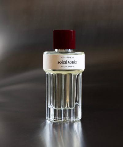 Chambre52 Soleil Tonka Eau de Parfum 100 ml buteliukas tamsioje scenoje