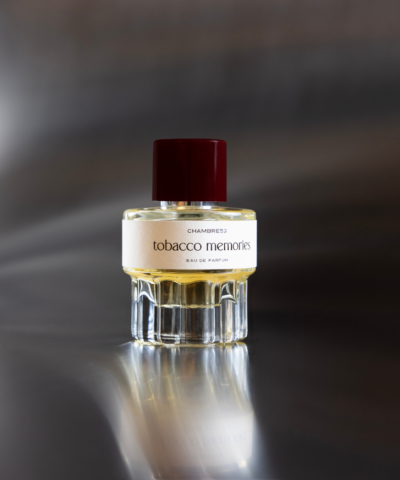 Chambre52 Tobacco Memories Eau de Parfum 52 ml buteliukas tamsioje scenoje