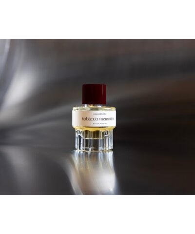 Chambre52 Tobacco Memories Eau de Parfum 52 ml buteliukas tamsioje scenoje