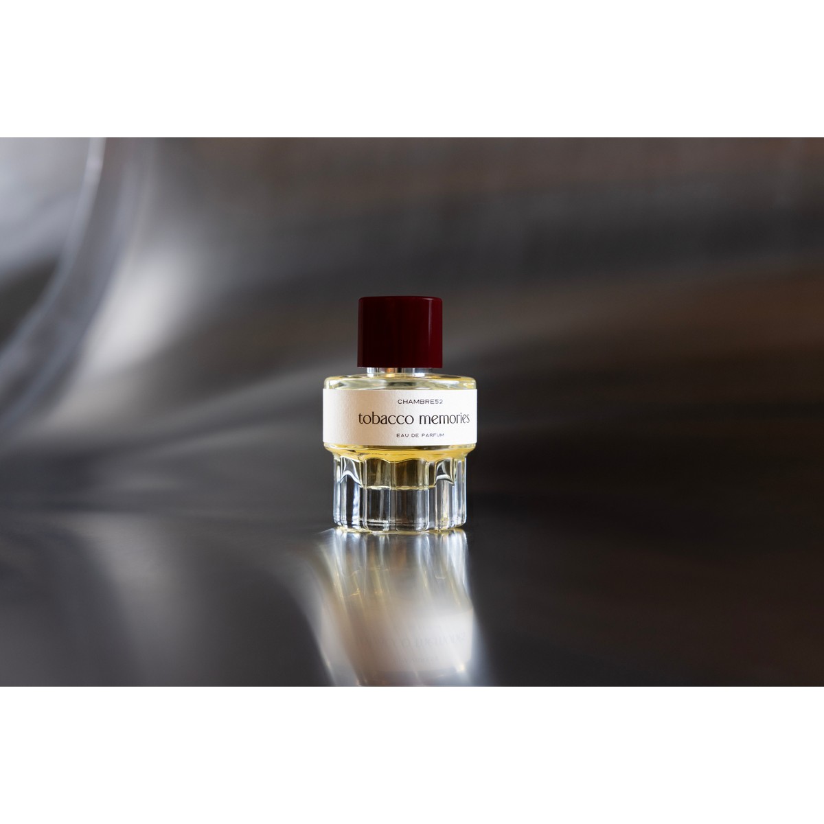 Chambre52 Tobacco Memories Eau de Parfum 52 ml buteliukas tamsioje scenoje