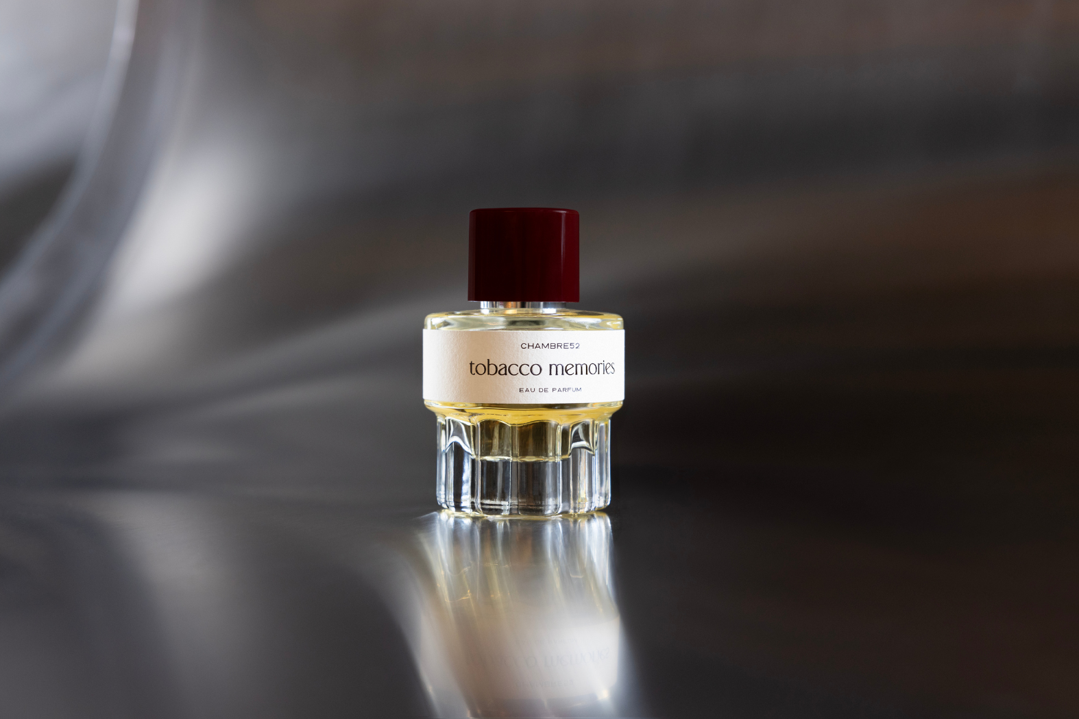 Chambre52 Tobacco Memories Eau de Parfum 52 ml buteliukas tamsioje scenoje