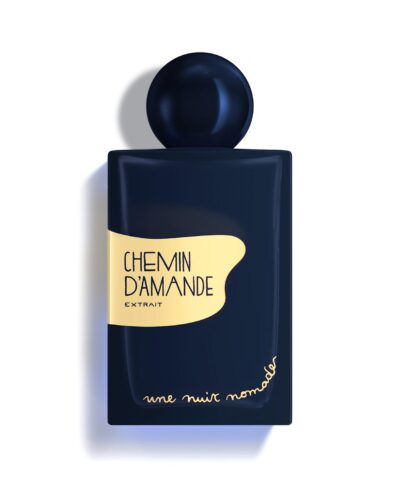 Une Nuit Nomade Chemin d'Amande Extrait de Parfum 50 ml tamsiai mėlynas buteliukas ant balto fono