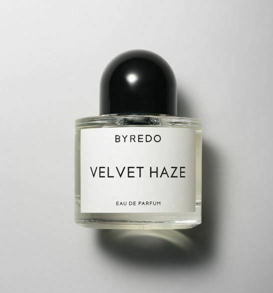 Byredo Velvet Haze 100 ml buteliukas pilkame fone